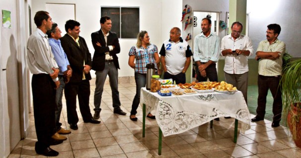 Ex-prefeito Paulo Amaro e vereadores Zé Nobre e Diaço sendo acolhidos pelo grupo da prefeita Suely (Foto: Sezimar Júnior)