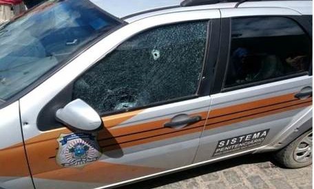 Carro em que o diretor do CDP estava levou dois tiros na janela e um na porta (Foto: Divulgação/Polícia Militar)