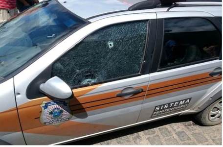 Carro em que o diretor do CDP estava levou dois tiros na janela e um na porta (Foto: Divulgação/Polícia Militar)