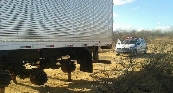 Caminhão é encontrado abandonados sem os pneus