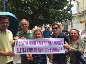 Manifestantes lembram de doações de empresas da Lava Jato à campanha de Fátima