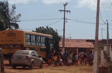 Flagrante: ônibus da frota escolar na pria do marco em feriado