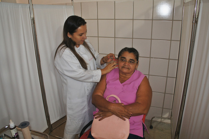 Dra. Vanessa Penha fazendo o tratamento na paciente Maria de Lourdes Soares da Silva de 59 anos (Foto: Sezimar)