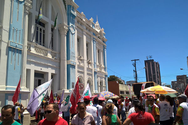 Protesto de sindicalistas em frente a prefeitura de Natal