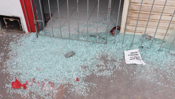 Criminosos quebram porta de vidro do terminal