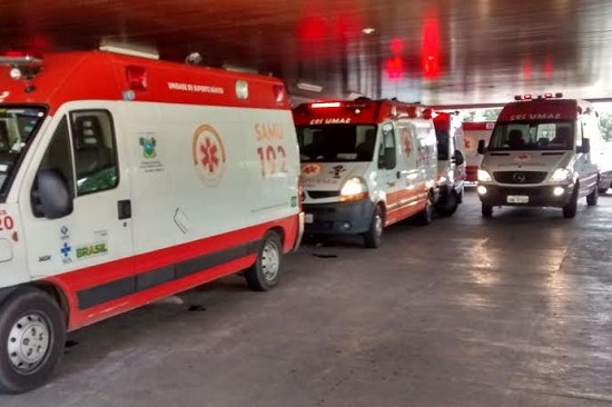 Ambulâncias precisaram aguardar devolução de macas no pátio do hospital