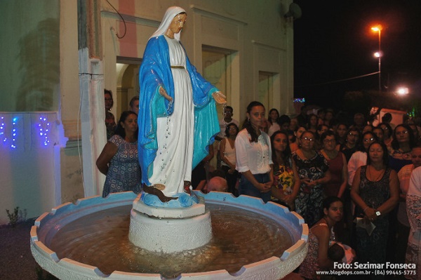 A cerimónia de bênção da réplica da imagem de Nossa Senhora decorreu, na noite de natal, 24 de dezembro de 2015, na Igreja de São João Batista em Jardim de Angicos