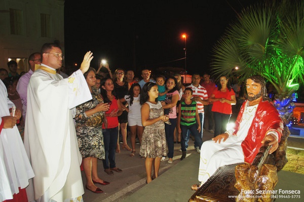 A cerimônia de bênção da escultura de Jesus decorreu, na noite de natal, 24 de dezembro de 2015, na Igreja de São João Batista em Jardim de Angicos