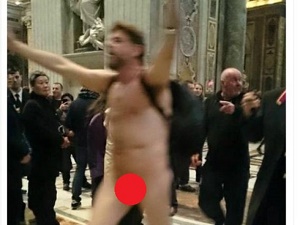 Paulista de 44 anos ficou pelado na Basília de São Pedro, no Vaticano(Reprodução/Twitter//VEJA.com)