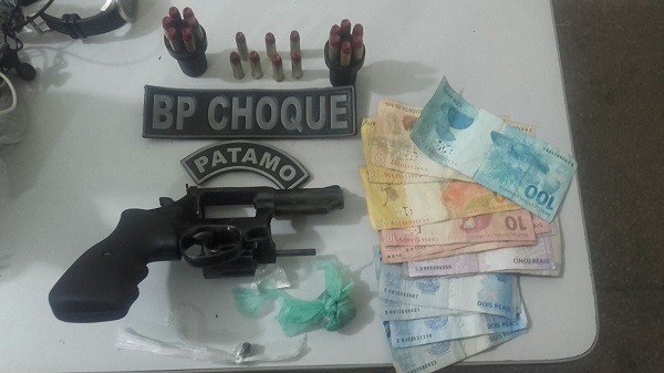 Arma, munição e dinheiro apreendidos (Foto: PM/ASSECOM - Sd Ricardo)