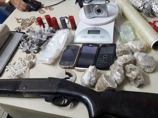 Drogas, espingarda e munições foram apreendidas com os suspeitos (Foto: Divulgação/ Polícia Civil)